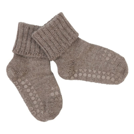 Wełniane antypoślizgowe skarpetki dla dziecka do nauki chodzenia ALPACA Walnut 6-12 m-cy - Pom Pom 