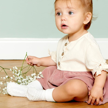 Antypoślizgowe skarpetki dla dziecka do nauki chodzenia BAMBOO Off-White 1-2 lata - Pom Pom 